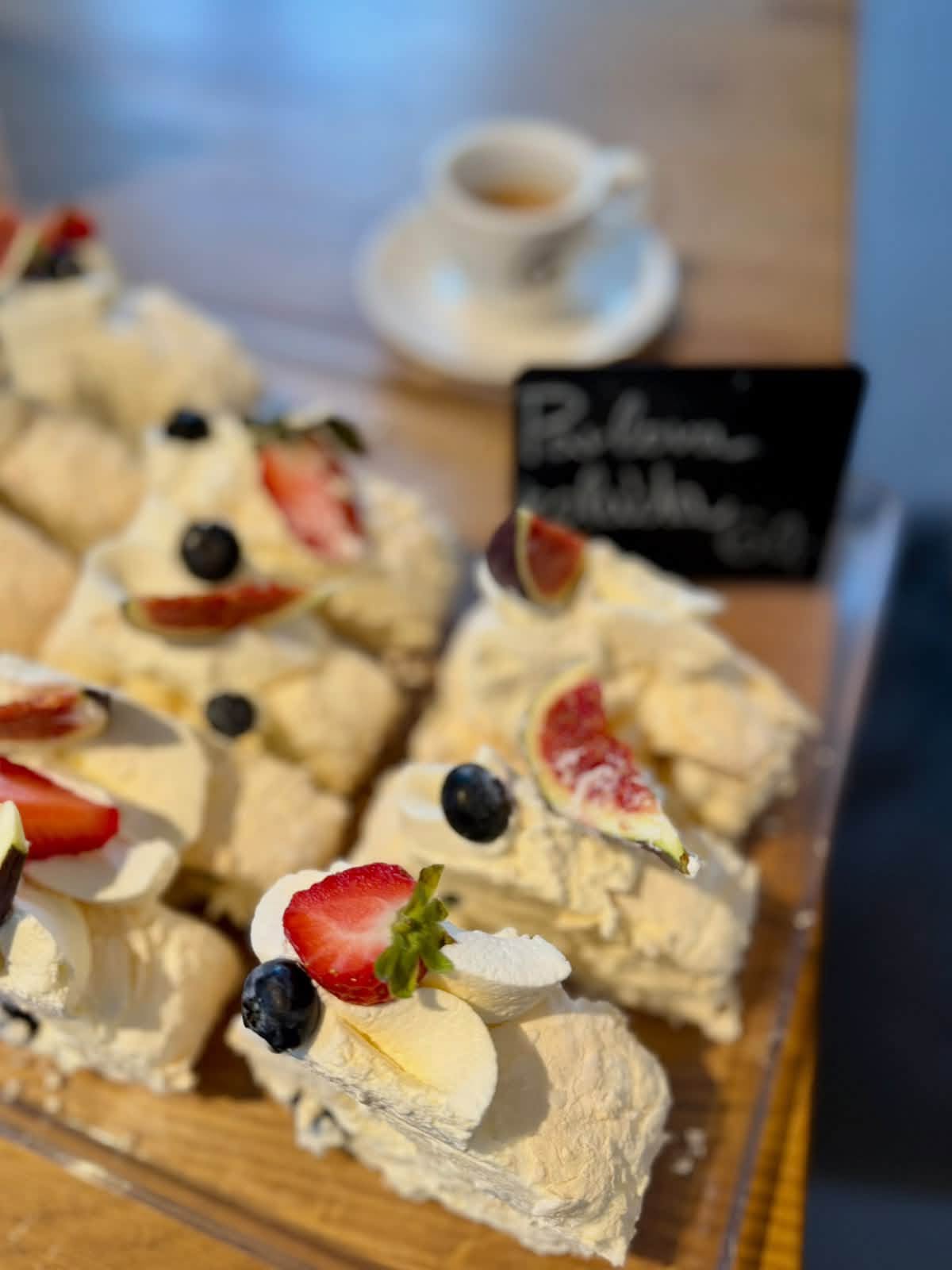 Porce sněhového dezertu pavlova se šlehačkou a jahodami