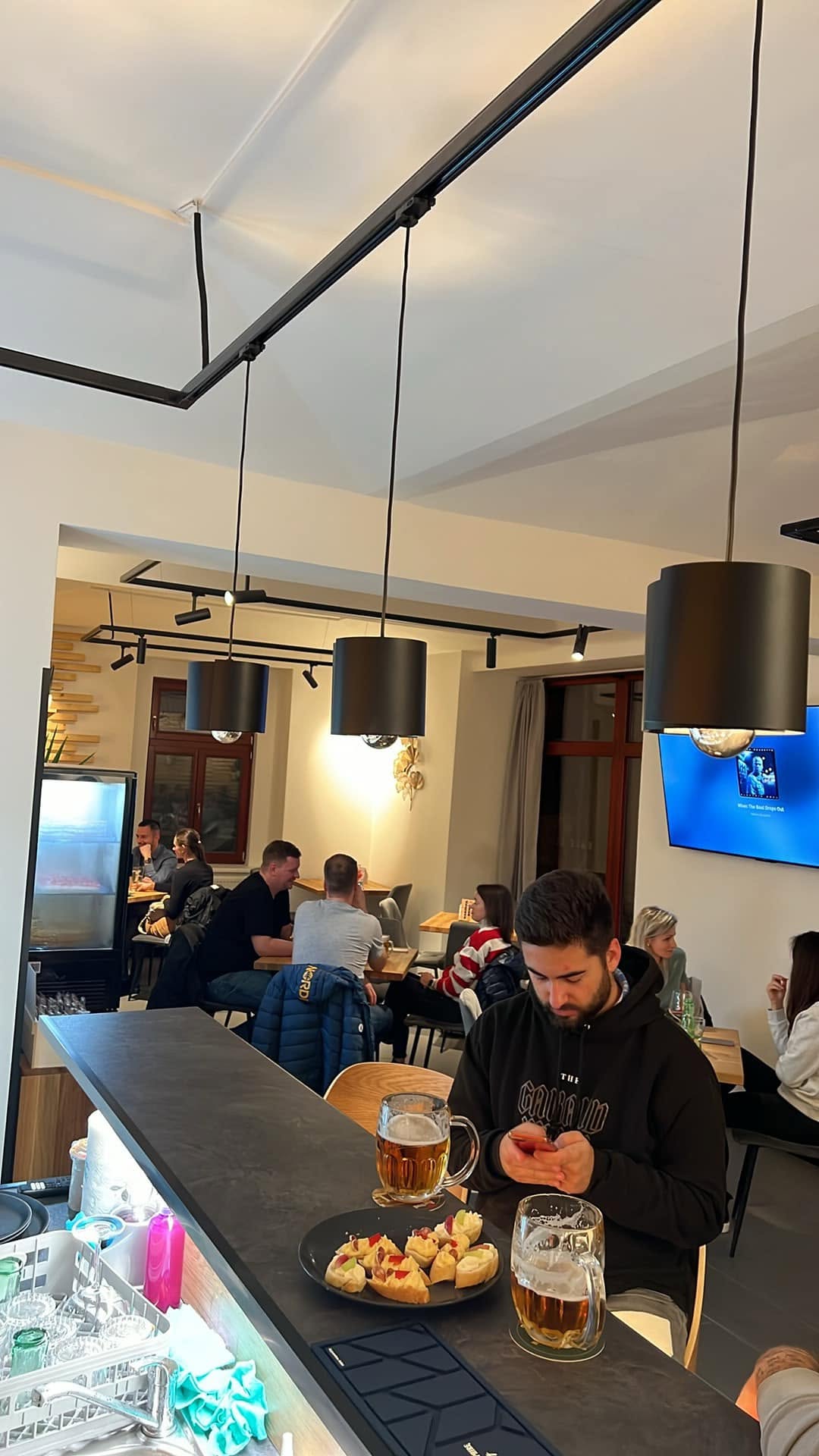 Hosté u barového pultu v Kafe Klubu